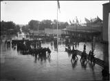 Götaplatsen. Skyttar på väg till  prisutdelning på utställningsområdet efter tävlan. Jubileumsutställningen 1923.